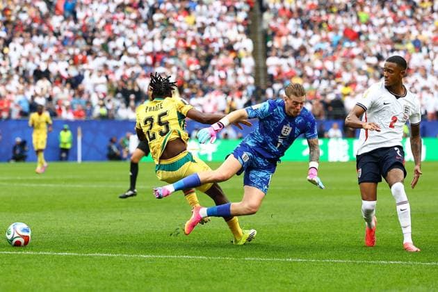 Jordan Pickford of England and Prince Kwabena Adu of Ghana compete for the ball England v Ghana, 2026 FIFA World Cup, WM, Weltmeisterschaft, Fussball Group L, Football, Boston Stadium, Foxborough, Massachusetts, USA - 23 Jun 2026Foxborough Boston Stadium Massachusetts (MA) United States of America EDITORIAL USE ONLY No use with unauthorised audio, video, data, fixture lists, club league logos or live services. Online in-match use limited to 120 images, no video emulation. No use in betting, games or single club league player publications.  Copyright: xMichaelxZemanek Shutterstockx 16956026ci