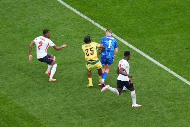 Jordan Pickford of England and Prince Kwabena Adu of Ghana compete for the ball England v Ghana, 2026 FIFA World Cup, WM, Weltmeisterschaft, Fussball Group L, Football, Boston Stadium, Foxborough, Massachusetts, USA - 23 Jun 2026Foxborough Boston Stadium Massachusetts (MA) United States of America EDITORIAL USE ONLY No use with unauthorised audio, video, data, fixture lists, club league logos or live services. Online in-match use limited to 120 images, no video emulation. No use in betting, games or single club league player publications.  Copyright: xIsmaelxAdnan Shutterstockx 16956027dg