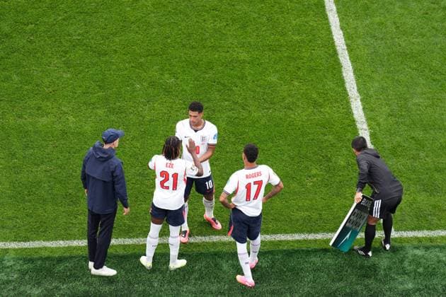 Jude Bellingham of England high fives Eberechi Eze of England before being substituted off England v Ghana, 2026 FIFA World Cup, WM, Weltmeisterschaft, Fussball Group L, Football, Boston Stadium, Foxborough, Massachusetts, USA - 23 Jun 2026Foxborough Boston Stadium Massachusetts (MA) United States of America EDITORIAL USE ONLY No use with unauthorised audio, video, data, fixture lists, club league logos or live services. Online in-match use limited to 120 images, no video emulation. No use in betting, games or single club league player publications.  Copyright: xIsmaelxAdnan Shutterstockx 16956027dj