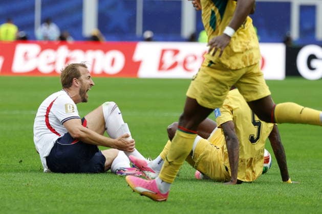 FIFA World Cup, WM, Weltmeisterschaft, Fussball 2026 - Group L - England vs Ghana Harry Kane of England (L) falls on the ground next to Thomas Partey of Ghana (R, partially seen) during the FIFA World Cup 2026 group stage match England against Ghana, in Boston, Massachusetts, USA, 23 June 2026. Foxborough United States  Copyright: xGREGxM.xCOOPERx