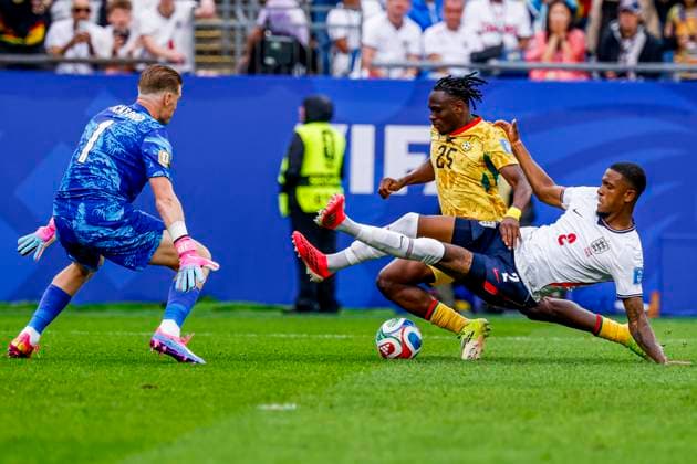 Prince Kwabena Adu of Ghana and Ezri Konsa of England battle for the ball and goalkeeper Jordan Pickford of England , Group L - FIFA World Cup, WM, Weltmeisterschaft, Fussball 2026, England v Ghana, Boston Stadium, June 23, 2026, Boston, United States.