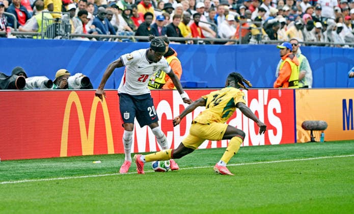 Fußball, Herren, FIFA World Cup, WM, Weltmeisterschaft, Fussball 2026, Spiel in Boston (Gruppe L, 2. Spieltag), England - Ghana, v. l. Noni Madueke (England), Gideon Mensah (Ghana), 23.06. 2026, *** Soccer, Mens, 2026 FIFA World Cup, Group L match in Boston, Matchday 2, England vs. Ghana, from left Copyright: xMatthiasxKochx