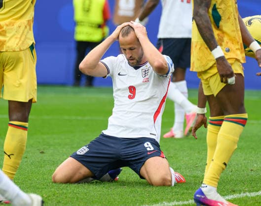 23 June 2026 - England v Ghana - Boston Stadium - 2026 World Cup - USA. 23 June 2026 - England v Ghana - Boston Stadium - 2026 World Cup - USA. Harry Kane drops to his knees in despair after missing a late chance. Picture : Mark Pain BOSTON USA  Copyright: xMarkxPainx