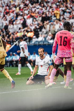 Fußball Herren FIFA Fußball-Weltmeisterschaft 2026 Gruppe L England vs. Ghana 23.06.2026 Harry Kane ( 9, England) ärgert sich nach einer Torchance enttäuscht auf den Knien Boston Boston Stadium Massachusetts United States of America *** Mens Soccer 2026 FIFA World Cup Group L England vs. Ghana June 23, 2026 Harry Kane 9, England, frustrated after a missed scoring opportunity, kneels in disappointment at Boston Stadium, Boston, Massachusetts, United States of America,detected_source_language