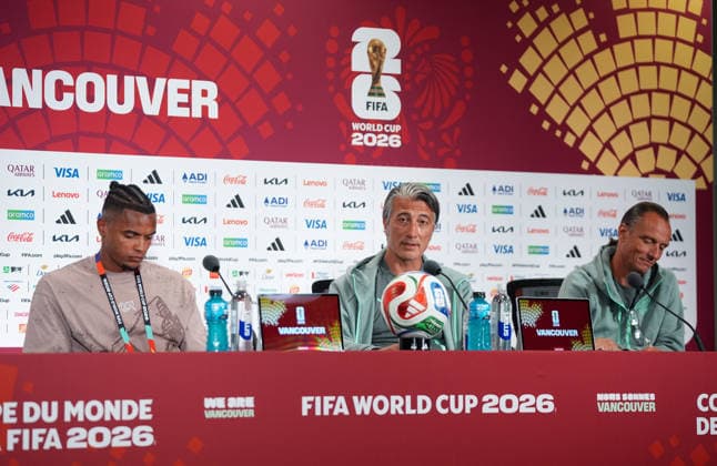 Ahead of Switzerland v Canada - FIFA World Cup, WM, Weltmeisterschaft, Fussball 2026 VANCOUVER, CANADA - JUNE 23: Head coach Murat Yakin (C), and football player Manuel Akanji (L) of Switzerland speak to press ahead of the FIFA 2026 World Cup Group B 3rd match between Switzerland and Canada at BC Place Stadium in Vancouver, British Columbia, Canada on June 23, 2026. Ercin Erturk Anadolu Vancouver Canada. Editorial use only. Please get in touch for any other usage.  Copyright: x2026xAnadoluxErcinxErturkx