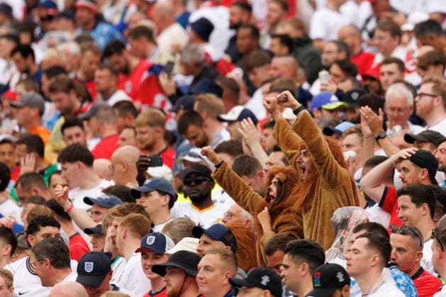England fans cheer during the second half of the FIFA World Cup, WM, Weltmeisterschaft, Fussball match between England and Ghana at Gillette Stadium in Foxborough, Massachusetts, on Tuesday, June 23, 2026.  BOP20260623030 CJxGUNTHER