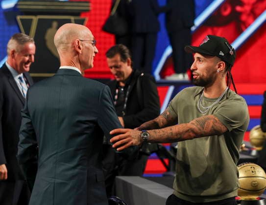 NBA, Basketball Herren, USA Draft round one at Barclays Center NBA commissioner Adam Silver (L) and American basketball point guard Jose Alvarado (R) greet each other before the start of the first round of the 2026 NBA Draft at the Barclays Center in the Brooklyn borough of New York, New York, USA, 23 June 2026. NEW YORK NEW YORK United States  Copyright: xSARAHxYENESELx
