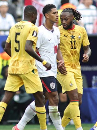 June 23, 2026, Foxborough, Massachusetts, USA: England midfielder Jude Bellingham (10) walks between Ghana midfielder Thomas Partey (5) and Ghana forward Antoine Semenyo (11) during the June 23rd FIFA World Cup, WM, Weltmeisterschaft, Fussball 2026 matchup between England and Ghana at Gillette Stadium in Foxborough, Massachusetts. Foxborough USA - ZUMAs325 20260623_zsp_s325_038 Copyright: xJessxStilesx