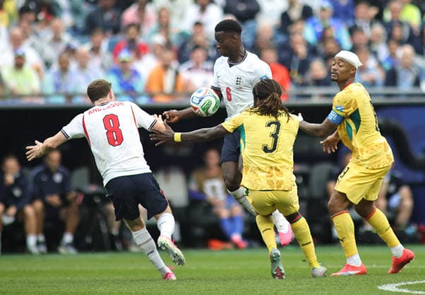 June 23, 2026, Foxborough, Massachusetts, USA: England defender Marc Guehi (6) gains control of the ball between defenders during the June 23rd FIFA World Cup, WM, Weltmeisterschaft, Fussball 2026 matchup between England and Ghana at Gillette Stadium in Foxborough, Massachusetts. Foxborough USA - ZUMAs325 20260623_zsp_s325_039 Copyright: xJessxStilesx