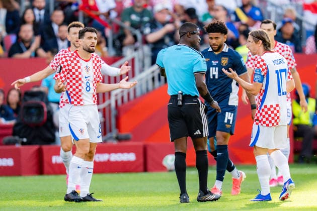 FIFA Fussball Weltmeisterschaft 2026, Gruppe L, Spiel 2, Panama vs. Kroatien, 23.06.2026 im Toronto Stadium, Toronto Mateo Kovacic (Kroatien) Luka Modric (Kroatien) und der Schiedsrichter *** 2026 FIFA World Cup, Group L, Match 2, Panama vs. Croatia, June 23, 2026, at Toronto Stadium, Toronto Copyright: xBahhoxKarax