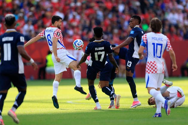 Jiovany Ramos (2-R) of Panama vies for the ball with Mateo Kovacic (2-L) of Croatia during a Group L match of the 2026 FIFA World Cup, WM, Weltmeisterschaft, Fussball between Panama and Croatia at BMO stadium in Toronto, Canada, 23 June 2026. FIFA World Cup 2026 - Group L - Panama - Croatia !ACHTUNG: NUR REDAKTIONELLE NUTZUNG!  Copyright: xBienvenidoxVelascox GR3023 20260623-55020687873_1