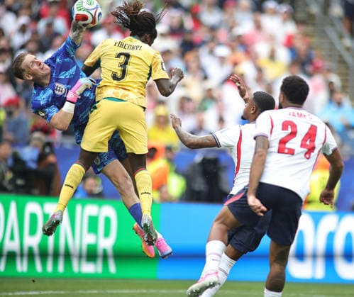 June 23, 2026, Foxborough, Massachusetts, USA: England goalkeeper Jordan Pickford (1) makes a save while colliding with Ghana midfielder Caleb Yirenkyi (3) during the June 23rd FIFA World Cup, WM, Weltmeisterschaft, Fussball 2026 matchup between England and Ghana at Gillette Stadium in Foxborough, Massachusetts. Foxborough USA - ZUMAs325 20260623_zsp_s325_071 Copyright: xJessxStilesx