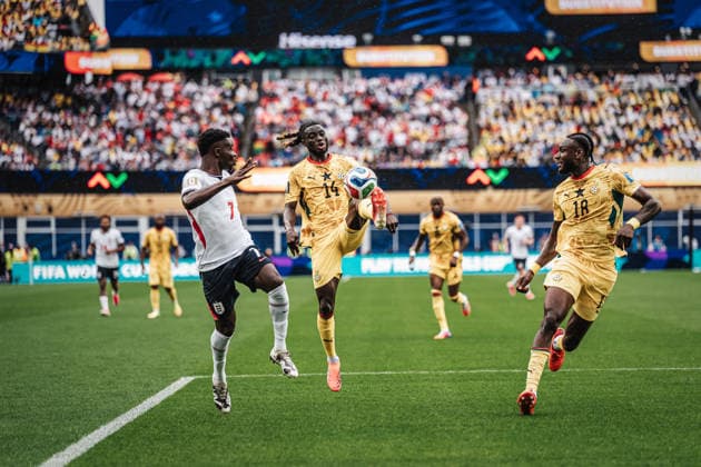 Fußball Herren FIFA Fußball-Weltmeisterschaft 2026 Gruppe L England vs. Ghana 23.06.2026 Gideon Mensah ( 14, Ghana) rechts klärt vor Bukayo Saka ( 7, England) links Boston Boston Stadium Massachusetts United States of America *** Mens Soccer 2026 FIFA World Cup Group L England vs. Ghana June 23, 2026 Gideon Mensah (14), Ghana (right), clears the ball in front of Bukayo Saka (7), England (left), at Boston Stadium, Boston, Massachusetts, United States of America,detected_source_language