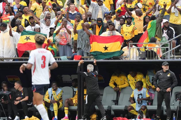 Fans aus Ghana feiern, angefeuert von Trainer Coach Carlos Queiroz (Ghana) - Boston 23.06.2026: England vs. Ghana, Gilette Stadium, World Cup 26 Gruppe L, 2. Spieltag *** Fans from Ghana celebrate, cheered on by Coach Carlos Queiroz. Ghana vs. England, June 23, 2026, Gilette Stadium, World Cup 26, Group L, Matchday 2,detected_source_language