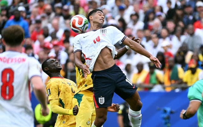 Fussball, Länderspiel, Herren, FIFA World Cup, WM, Weltmeisterschaft, Fussball 2026, Fussball-Weltmeisterschaft, USA, Gruppe L, Gilette Stadium Boston: England - Ghana 0:0; Jude Bellingham (ENG), Jonas Adjetey (GHA). Aktion *** Soccer, International Match, Mens, 2026 FIFA World Cup, Soccer World Cup, USA, Group L, Gilette Stadium, Boston, England vs. Ghana 0–0, Jude Bellingham (ENG), Jonas Adjetey (GHA), Action,detected_source_language