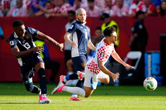 June 23, 2026, Toronto, On, CANADA: Panama s Jiovany Ramos (13) and Croatia s Martin Baturina (16) vie for the ball during the first half of a World Cup Group L soccer match, in Toronto, on Tuesday, June 23, 2026. Canada News - June 23, 2026  - ZUMAc35_ 20260623_zaf_c35_142 Copyright: xFrankxGunnx