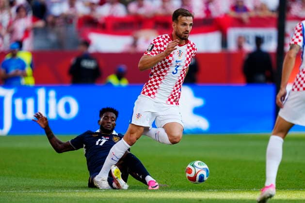 June 23, 2026, Toronto, On, CANADA: Panama s Jose Fajardo (17) tries to tackle Croatia s Marin Pongracic (3) during the first half of a World Cup Group L soccer match, in Toronto, on Tuesday, June 23, 2026. Canada News - June 23, 2026  - ZUMAc35_ 20260623_zaf_c35_145 Copyright: xFrankxGunnx