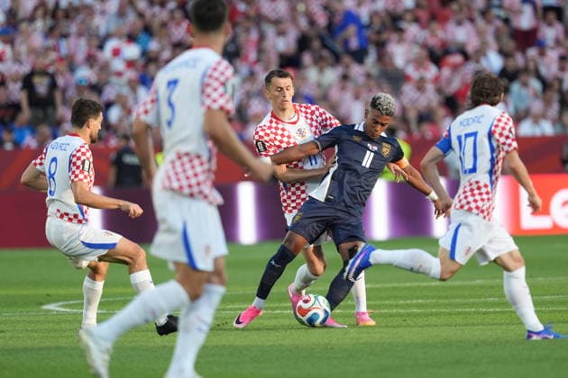 Panama v Croatia - FIFA World Cup, WM, Weltmeisterschaft, Fussball 2026 - Group L TORONTO, CANADA - JUNE 23: Edgar Yoel Barcenas (11) of Panama in action againstAnte Budimir (11) of Croatia during the 2026 FIFA World Cup First Stage Group L match between Panama and Croatia at Toronto Stadium (BMO Field) in Toronto, Ontario, Canada on June 23, 2026. Mert Alper Dervis Anadolu Ontario Canada. Editorial use only. Please get in touch for any other usage.  Copyright: x2026xAnadoluxMertxAlperxDervisx