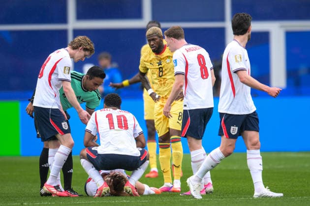 Fußball, WM 2026, 20260623, England - Ghana. Im Bild v.l. Anthony GORDON (England, 18), Schiedsrichter Said Hector MARTINEZ (Honduras), Jude BELLINGHAM (England, 10), Harry KANE (England, 9), angeschlagen am Boden Kwasi SIBO (Ghana, 8), Elliot ANDERSON (England, 8). Foxborough Boston-Stadion Massachusetts Vereinigte Staaten von Amerika *** Soccer, 2026 World Cup, 20260623, England vs. Ghana. Pictured from left Copyright: Passion2Press MarkusxFischerx