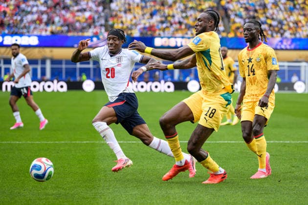 Fußball, WM 2026, 20260623, England - Ghana. Im Bild v.l. Noni MADUEKE (England, 20), Jerome OPOKU (Ghana, 18). Foxborough Boston-Stadion Massachusetts Vereinigte Staaten von Amerika *** Soccer, 2026 World Cup, 20260623, England vs. Ghana. Pictured, from left Copyright: Passion2Press MarkusxFischerx