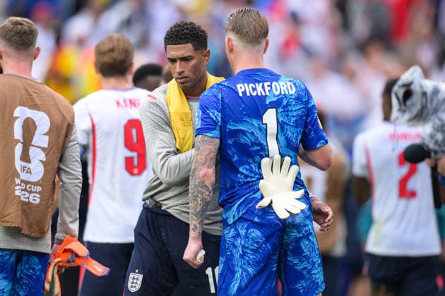 Fußball, WM 2026, 20260623, England - Ghana. Im Bild v.l. Jude BELLINGHAM (England, 10), Torwart Jordan PICKFORD (England, 1). Foxborough Boston-Stadion Massachusetts Vereinigte Staaten von Amerika *** Soccer, 2026 World Cup, 20260623, England vs. Ghana. Pictured, from left Copyright: Passion2Press MarkusxFischerx