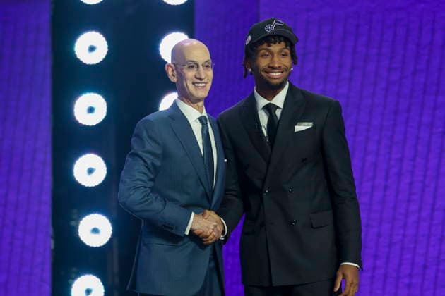 NBA, Basketball Herren, USA Draft round one at Barclays Center NBA commissioner Adam Silver (L) and American basketball player Darryn Peterson pose for a picture after he was drafted by Utah Jazz during the first round of the 2026 NBA Draft at the Barclays Center in the Brooklyn borough of New York, New York, USA, 23 June 2026. NEW YORK NEW YORK United States  Copyright: xSARAHxYENESELx