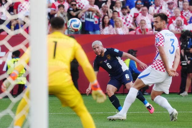 June 23, 2026, Toronto, On, CANADA: Panama s Cristian Martinez (6) shoots on Croatia goalkeeper Dominik Livakovic (1) as Marin Pongracic (3) defends during the first half of a World Cup Group L soccer match, in Toronto, on Tuesday, June 23, 2026. Canada News - June 23, 2026  - ZUMAc35_ 20260623_zaf_c35_162 Copyright: xNathanxDenettex