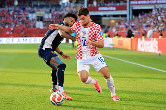 Carlos Harvey (L) of Panama vies for the ball with Martin Baturina of Croatia during a Group L match of the 2026 FIFA World Cup, WM, Weltmeisterschaft, Fussball between Panama and Croatia at BMO stadium in Toronto, Canada, 23 June 2026. FIFA World Cup 2026 - Group L - Panama - Croatia !ACHTUNG: NUR REDAKTIONELLE NUTZUNG!  Copyright: xBienvenidoxVelascox GR3072 20260624-55020688240_1