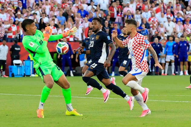Orlando Mosquera (L) of Panama vies for the ball with Marco Paöalic of Croatia during a Group L match of the 2026 FIFA World Cup, WM, Weltmeisterschaft, Fussball between Panama and Croatia at BMO stadium in Toronto, Canada, 23 June 2026. FIFA World Cup 2026 - Group L - Panama - Croatia !ACHTUNG: NUR REDAKTIONELLE NUTZUNG!  Copyright: xBienvenidoxVelascox GR3092 20260624-55020688296_1