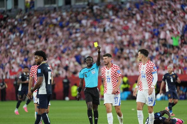 Panama v Croatia - FIFA World Cup, WM, Weltmeisterschaft, Fussball 2026 - Group L TORONTO, CANADA - JUNE 23: Referee Pierre Ghislain Atcho shows yellow card to Carlos Harvey of Panama during the 2026 FIFA World Cup First Stage Group L match between Panama and Croatia at Toronto Stadium (BMO Field) in Toronto, Ontario, Canada on June 23, 2026. Mert Alper Dervis Anadolu Ontario Canada. Editorial use only. Please get in touch for any other usage.  Copyright: x2026xAnadoluxMertxAlperxDervisx