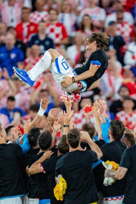 FIFA Fussball Weltmeisterschaft 2026, Gruppe L, Spiel 2, Panama vs. Kroatien, 23.06.2026 im Toronto Stadium, Toronto Luka Modric (Kroatien) wird von der gesamten Mannschaft gefeiert und in die Luft geworfen *** 2026 FIFA World Cup, Group L, Match 2, Panama vs. Croatia, June 23, 2026, at Toronto Stadium, Toronto. Luka Modric of Croatia is celebrated by the entire team and thrown into the air.,detected_source_language Copyright: xBahhoxKarax