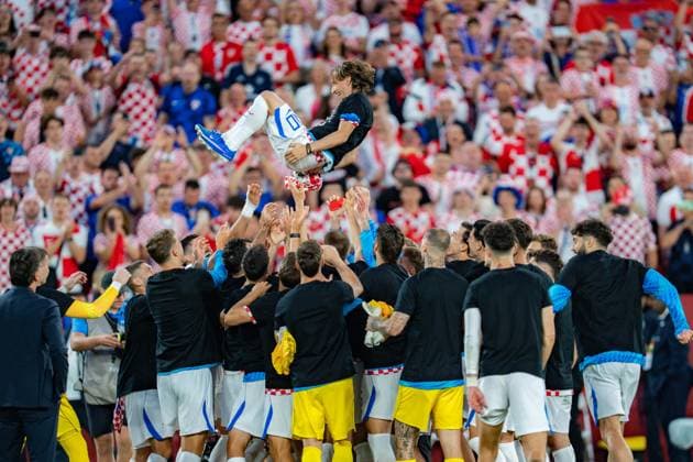 FIFA Fussball Weltmeisterschaft 2026, Gruppe L, Spiel 2, Panama vs. Kroatien, 23.06.2026 im Toronto Stadium, Toronto Luka Modric (Kroatien) wird von der gesamten Mannschaft gefeiert und in die Luft geworfen *** 2026 FIFA World Cup, Group L, Match 2, Panama vs. Croatia, June 23, 2026, at Toronto Stadium, Toronto. Luka Modric of Croatia is celebrated by the entire team and thrown into the air.,detected_source_language Copyright: xBahhoxKarax