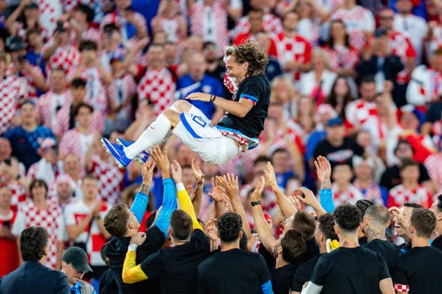 FIFA Fussball Weltmeisterschaft 2026, Gruppe L, Spiel 2, Panama vs. Kroatien, 23.06.2026 im Toronto Stadium, Toronto Luka Modric (Kroatien) wird von der gesamten Mannschaft gefeiert und in die Luft geworfen *** 2026 FIFA World Cup, Group L, Match 2, Panama vs. Croatia, June 23, 2026, at Toronto Stadium, Toronto. Luka Modric of Croatia is celebrated by the entire team and thrown into the air.,detected_source_language Copyright: xBahhoxKarax
