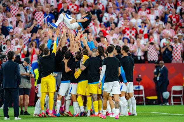FIFA Fussball Weltmeisterschaft 2026, Gruppe L, Spiel 2, Panama vs. Kroatien, 23.06.2026 im Toronto Stadium, Toronto Luka Modric (Kroatien) wird von der gesamten Mannschaft gefeiert und in die Luft geworfen *** 2026 FIFA World Cup, Group L, Match 2, Panama vs. Croatia, June 23, 2026, at Toronto Stadium, Toronto. Luka Modric of Croatia is celebrated by the entire team and thrown into the air.,detected_source_language Copyright: xBahhoxKarax