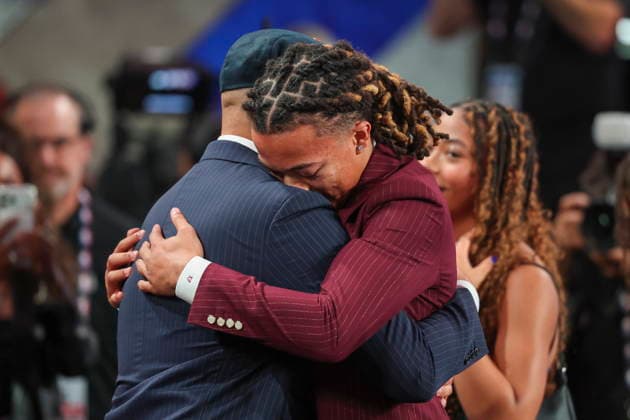 NBA, Basketball Herren, USA Draft round one at Barclays Center American basketball player Kingston Flemings (R) reacts to being drafted by the Atlanta Falcons during the first round of the 2026 NBA Draft at the Barclays Center in the Brooklyn borough of New York, New York, USA, 23 June 2026. NEW YORK NEW YORK United States  Copyright: xSARAHxYENESELx