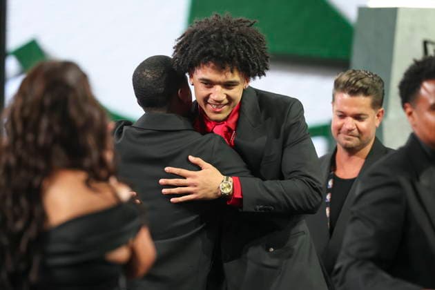 NBA, Basketball Herren, USA Draft round one at Barclays Center American basketball player Brayden Burries (C) reacts to being drafted by the Milwaukee Bucks during the first round of the 2026 NBA Draft at the Barclays Center in the Brooklyn borough of New York, New York, USA, 23 June 2026. NEW YORK NEW YORK United States  Copyright: xSARAHxYENESELx