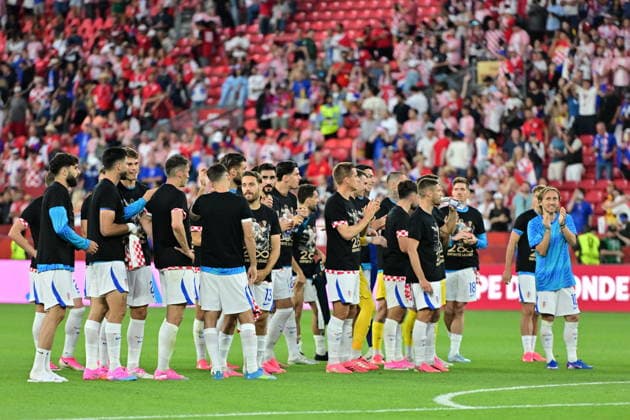 FIFA World Cup, WM, Weltmeisterschaft, Fussball 2026 - Group L - Panama vs Croatia Luka Modric of Croatia (R) and his teammates greet their supporters as other players wear shirts celebrating Modric s 200th game for croatia after winning the FIFA World Cup 2026 group stage match Panama against Croatia, in Toronto, Canada, 23 June 2026. TORONTO United States  Copyright: xEDUARDOxLIMAx