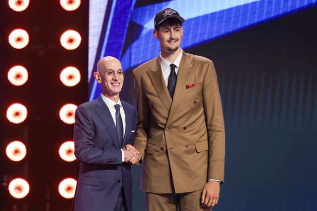 NBA, Basketball Herren, USA Draft round one at Barclays Center NBA commissioner Adam Silver (L) and American basketball player Aday Mara pose for a picture after he was drafted by the Oklahoma City Thunder during the first round of the 2026 NBA Draft at the Barclays Center in the Brooklyn borough of New York, New York, USA, 23 June 2026. NEW YORK NEW YORK United States  Copyright: xSARAHxYENESELx