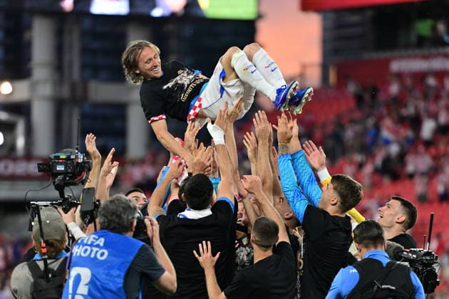 FIFA World Cup, WM, Weltmeisterschaft, Fussball 2026 - Group L - Panama vs Croatia Luka Modric of Croatia (C) is thrown in the air as his teammates wear shirts celebrating Modric s 200th game for Croatia after winning the FIFA World Cup 2026 group stage match Panama against Croatia, in Toronto, Canada, 23 June 2026. TORONTO United States  Copyright: xEDUARDOxLIMAx