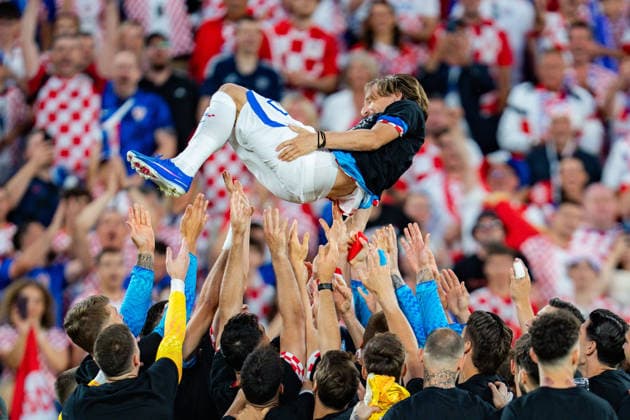 FIFA Fussball Weltmeisterschaft 2026, Gruppe L, Spiel 2, Panama vs. Kroatien, 23.06.2026 im Toronto Stadium, Toronto Luka Modric (Kroatien) wird von der gesamten Mannschaft gefeiert und in die Luft geworfen *** 2026 FIFA World Cup, Group L, Match 2, Panama vs. Croatia, June 23, 2026, at Toronto Stadium, Toronto. Luka Modric of Croatia is celebrated by the entire team and thrown into the air.,detected_source_language Copyright: xBahhoxKarax