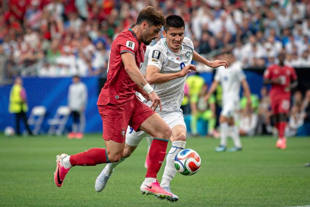 June 23, 2026: Portugal forward PEDRO NETO (18) and Uzbekistan midfielder ODILJON HAMROBEKOV (9) fight for the ball during the FIFA World Cup, WM, Weltmeisterschaft, Fussball 2026 Group K soccer game between Portugal and Uzbekistan at the Houston Stadium in Houston, TX, Tuesday, June 23, 2026. Portugal won 5:0. World Cup 2026: Portugal 5:0 Uzbekistan  - ZUMAp213 20260623_znp_p213_059 Copyright: xLynnxPenningtonx