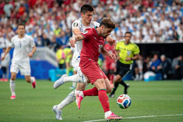 June 23, 2026: Portugal forward PEDRO NETO (18) and Uzbekistan midfielder ODILJON HAMROBEKOV (9) fight for the ball during the FIFA World Cup, WM, Weltmeisterschaft, Fussball 2026 Group K soccer game between Portugal and Uzbekistan at the Houston Stadium in Houston, TX, Tuesday, June 23, 2026. Portugal won 5:0. - ZUMAp213 20260623_znp_p213_060 Copyright: xLynnxPenningtonx
