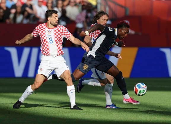 (260624) -- TORONTO, June 24, 2026 -- Mateo Kovacic (L) of Croatia vies with Jose Luis Rodriguez (R) of Panama during the group L match between Croatia and Panama at the 2026 FIFA World Cup, WM, Weltmeisterschaft, Fussball at Toronto Stadium in Toronto, Canada, on June 23, 2026. (Photo by Xinhua) (SP)CANADA-TORONTO-FOOTBALL-FIFA WORLD CUP-GROUP L-CRO VS PAN ZouxZheng 