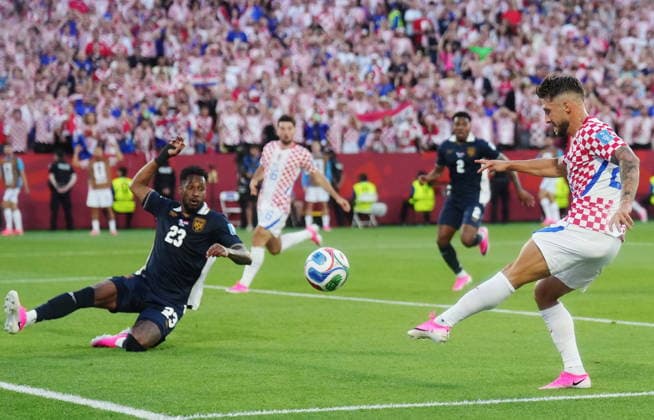 June 23, 2026, Toronto, On, CANADA: Croatia s Marco Pasalic (right) shoots as Panama s Michael Amir Murillo (23) defends during the second half of a World Cup Group L soccer match, in Toronto, on Tuesday, June 23, 2026. Canada News - June 23, 2026  - ZUMAc35_ 20260623_zaf_c35_212 Copyright: xNathanxDenettex