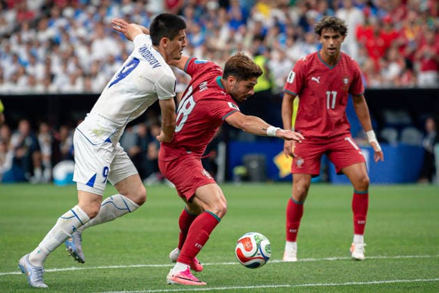 June 23, 2026: Portugal forward PEDRO NETO (18) and Uzbekistan midfielder ODILJON HAMROBEKOV (9) fight for the ball during the FIFA World Cup, WM, Weltmeisterschaft, Fussball 2026 Group K soccer game between Portugal and Uzbekistan at the Houston Stadium in Houston, TX, Tuesday, June 23, 2026. Portugal won 5:0. - ZUMAp213 20260623_znp_p213_062 Copyright: xLynnxPenningtonx