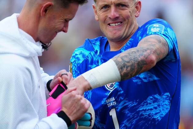 Dean Henderson of England helps Jordan Pickford with his glove England v Ghana, 2026 FIFA World Cup, WM, Weltmeisterschaft, Fussball Group L, Football, Boston Stadium, Foxborough, Massachusetts, USA - 23 Jun 2026Foxborough Boston Stadium Massachusetts (MA) United States of America EDITORIAL USE ONLY No use with unauthorised audio, video, data, fixture lists, club league logos or live services. Online in-match use limited to 120 images, no video emulation. No use in betting, games or single club league player publications.  Copyright: xJavierxGarcia Shutterstockx 16956021gt