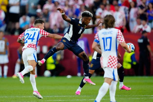 June 23, 2026, Toronto, On, CANADA: Panama s Yoel Barcenas (11) and Croatia s Marco Pasalic (24) vie for the ball during the second half of a World Cup Group L soccer match, in Toronto, on Tuesday, June 23, 2026. Canada News - June 23, 2026  - ZUMAc35_ 20260623_zaf_c35_226 Copyright: xFrankxGunnx