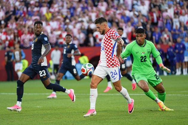 Panama v Croatia - 2026 FIFA World Cup, WM, Weltmeisterschaft, Fussball Group L Marco Pasalic 24 of Croatia and Orlando Mosquera 22 of Panama battle for the ball during the 2026 FIFA World Cup Group L match between Panama and Croatia at Toronto Stadium. on June 23, 2026 in Toronto, Canada. (Photo by Leonardo Ramirez Eyepix Group) Copyright: xLeonardoxRamirezx xEyepixxGroupx LR23062026-09518