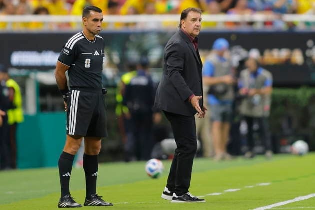 FIFA World Cup, WM, Weltmeisterschaft, Fussball 2026 - Group K - Colombia vs DR Congo Colombia s coach, Nestor Lorenzo (R), gives instructions during a FIFA World Cup 2026 Group K soccer match between Colombia and DR Congo in Guadalajara, Mexico, 23 June 2026. GUADALAJARA Mexico  Copyright: xFRANCISCOxGUASCOx