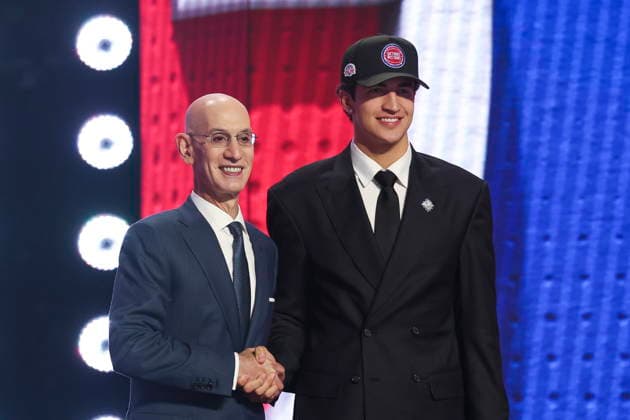 NBA, Basketball Herren, USA Draft round one at Barclays Center NBA commissioner Adam Silver (L) and Mexican basketball player Karim Lopez pose for a picture after he was drafted by the Detroit Pistons during the first round of the 2026 NBA Draft at the Barclays Center in the Brooklyn borough of New York, New York, USA, 23 June 2026. NEW YORK NEW YORK United States  Copyright: xSARAHxYENESELx